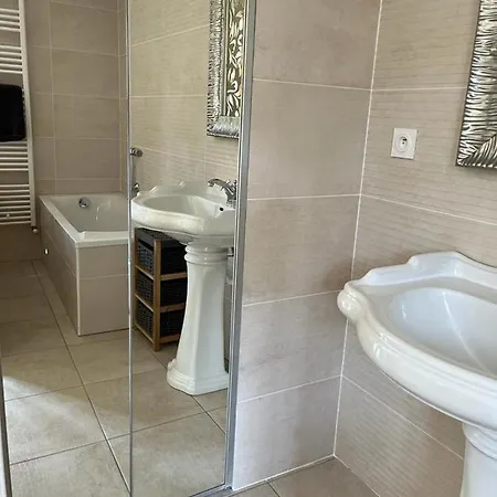 Gites Du Neflier Et Equestre Bed & Breakfast *