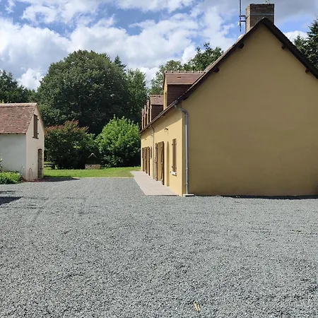 Gites Du Neflier Et Equestre Bed & Breakfast *